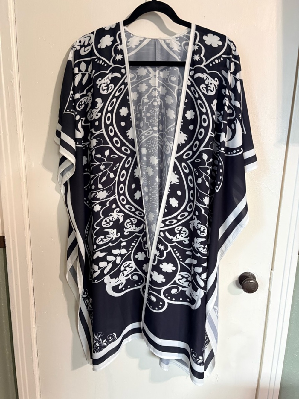 Black White Paisley Kimono Cover Up One Size Fits Plus 1X-4X. New without tags.